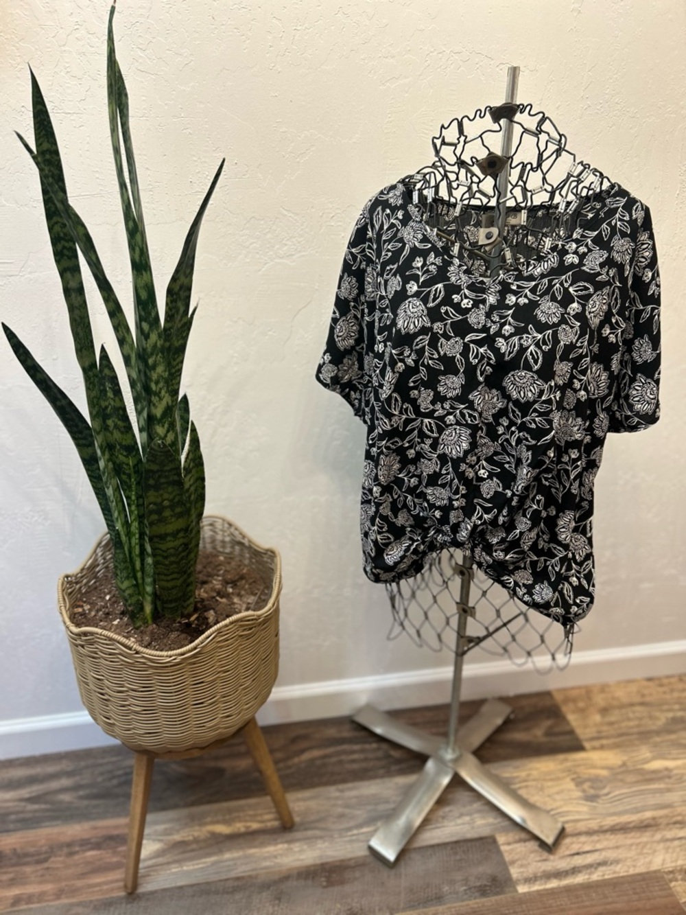 Studio B by Bobeau Black White Floral Twist Front V-Neck Short Sleeve Blouse S